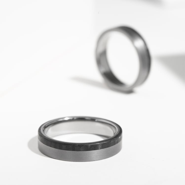 Panský tantalový snubný prsteň s karbónom a diamantmi Brett 143071