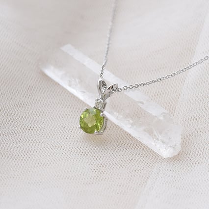 Zlatý prívesok s olivínom a diamantom Endora