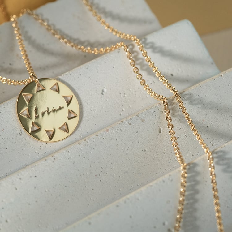 Strieborný pozlátený prívesok z kolekcie #ZaNormalniHolky s gravírom I shine 120125