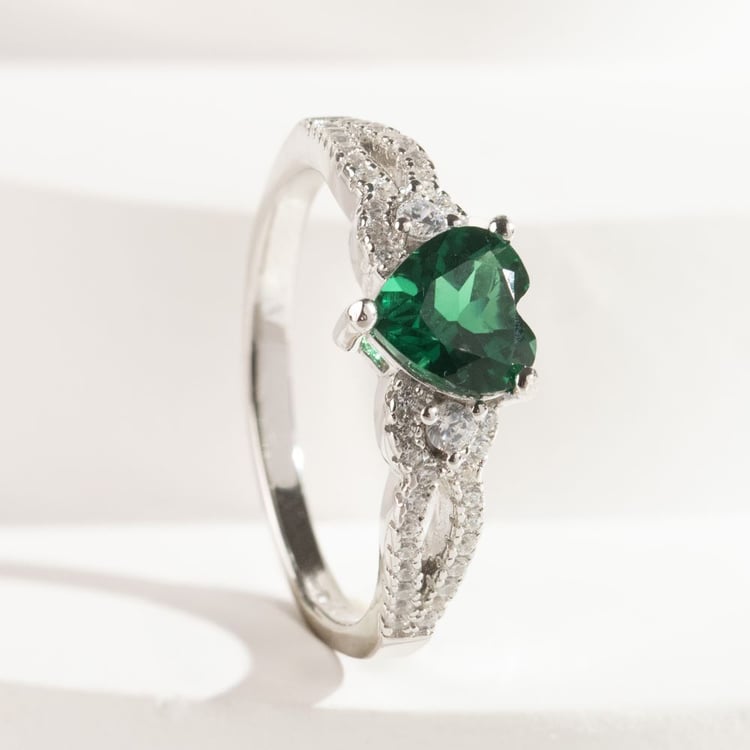 Strieborný prsteň so smaragdovým srdcom a zirkónmi Toria 163305