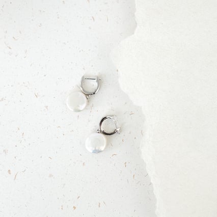 Strieborné visiace náušnice s perlami Vega