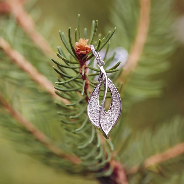 Strieborný náhrdelník s bielymi topásmi 15439