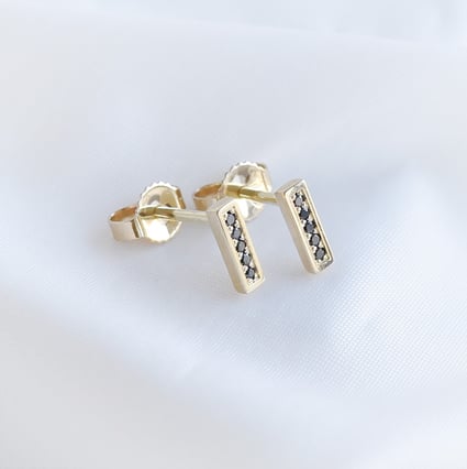 Minimalistické náušnice s čiernymi diamantmi Aminda