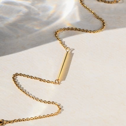 Zlatý minimalistický náramok na nohu Hawes