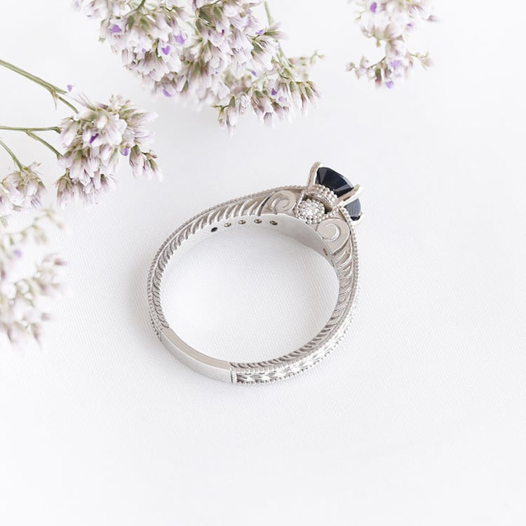 Prsteň s čiernym zafírom a diamantmi 89187