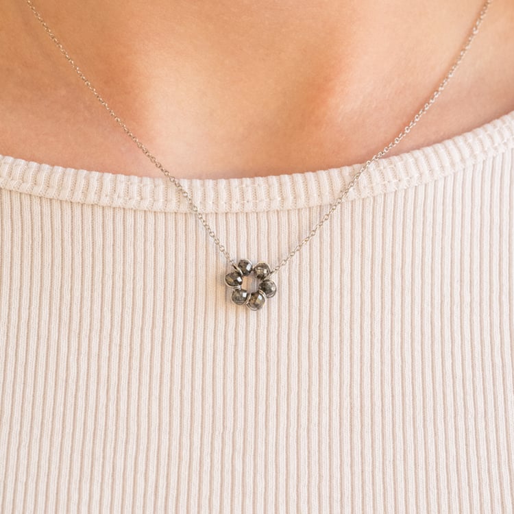 Zlatý náhrdelník v tvare kvetu so salt and pepper diamantmi Joely 101054