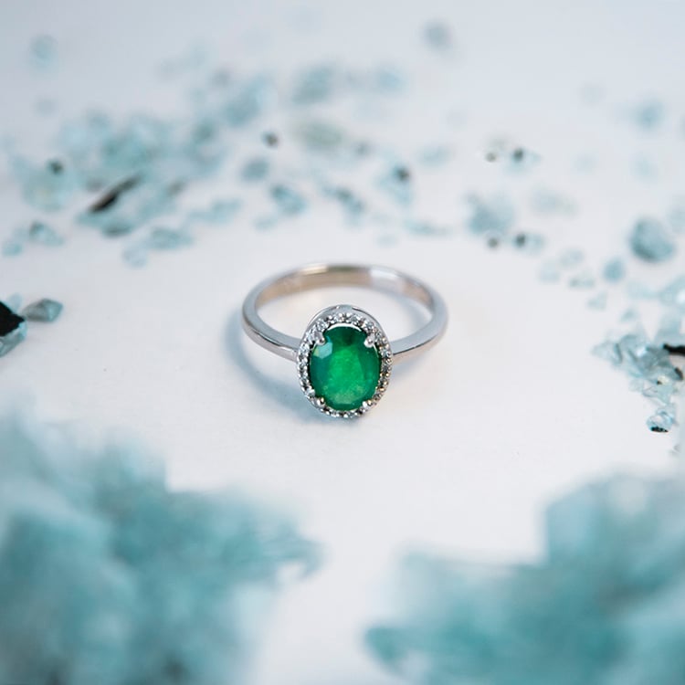 Zásnubný prsteň so smaragdom a diamantmi Pitya 108306