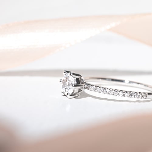 Strieborný zásnubný prsteň s moissanitom a lab-grown diamantmi Deloris