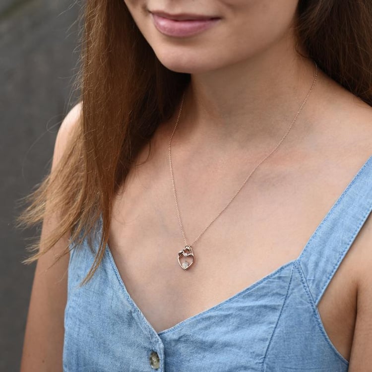 Prívesok matka a dieťa s bielym opálom a diamantom 46697