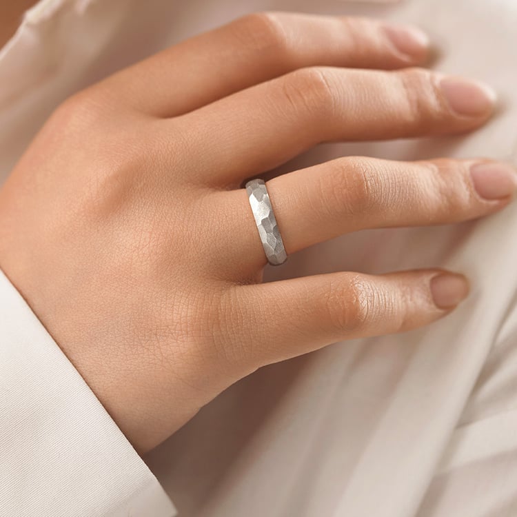 Matné tepané svadobné obrúčky z platiny Zura 157863