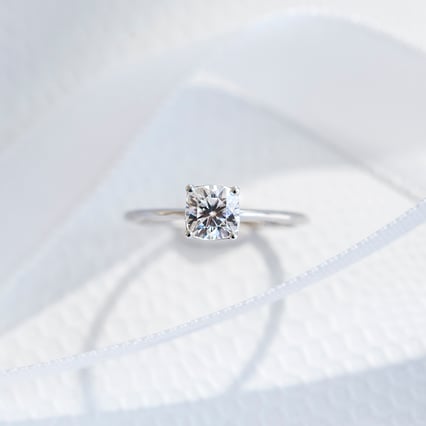 Zásnubný prsteň s cushion moissanitom s výberom veľkosti Kuba