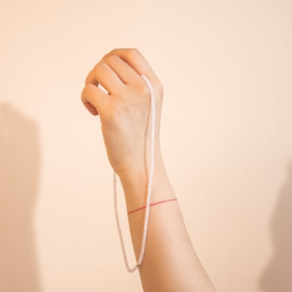 Strieborný náhrdelník s ruženinovými korálkami Regan