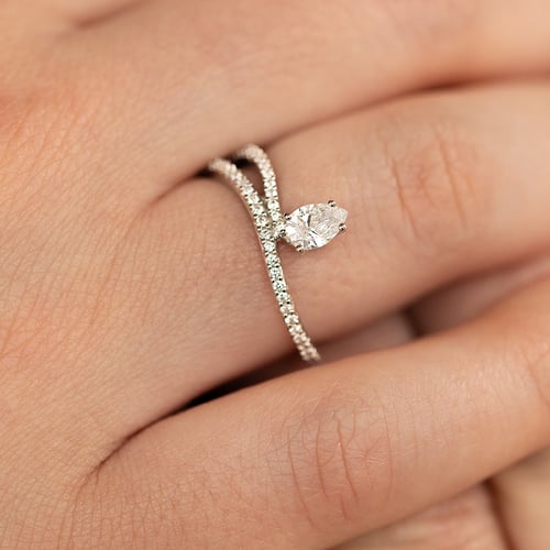 Atypický zásnubný prsteň s diamantmi Finie