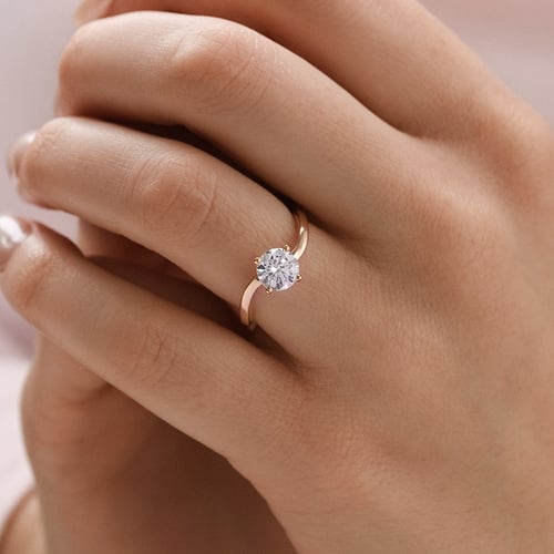 Atypický zásnubný prsteň s diamantom Livia