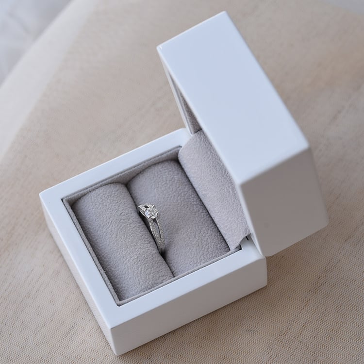 Zásnubný prsteň s diamantmi 65368