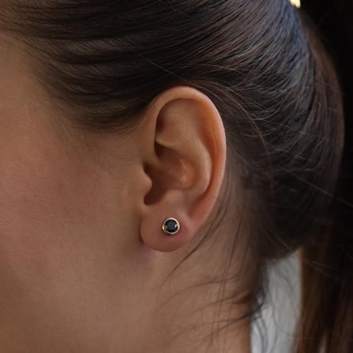 Strieborné bezel náušnice s čiernymi diamantmi Sontre