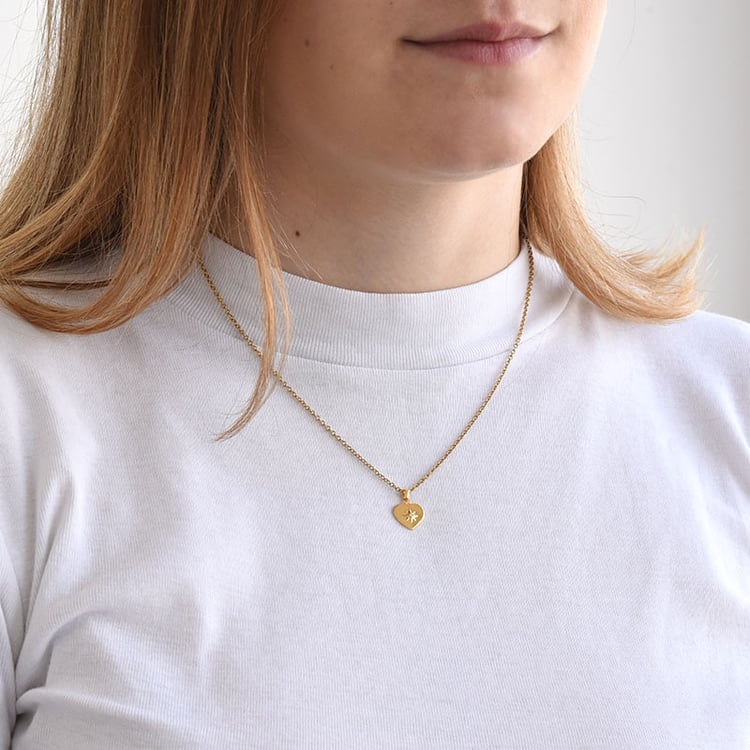 Romantický žltě pozlátený strieborný prívesok s diamantom 81521