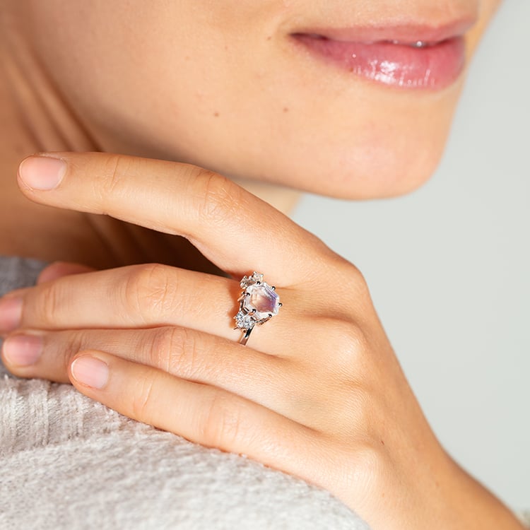 Jedinečný prsteň s mesačným kameňom a moissanitmi Carlie 146402