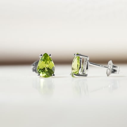 Olivínové slzy v zlatých náušniciach Rekan