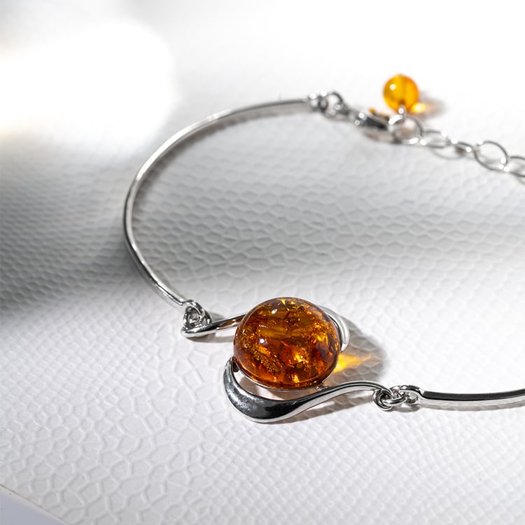 Jantár v elegantnom striebornom náramku Bacay 130817