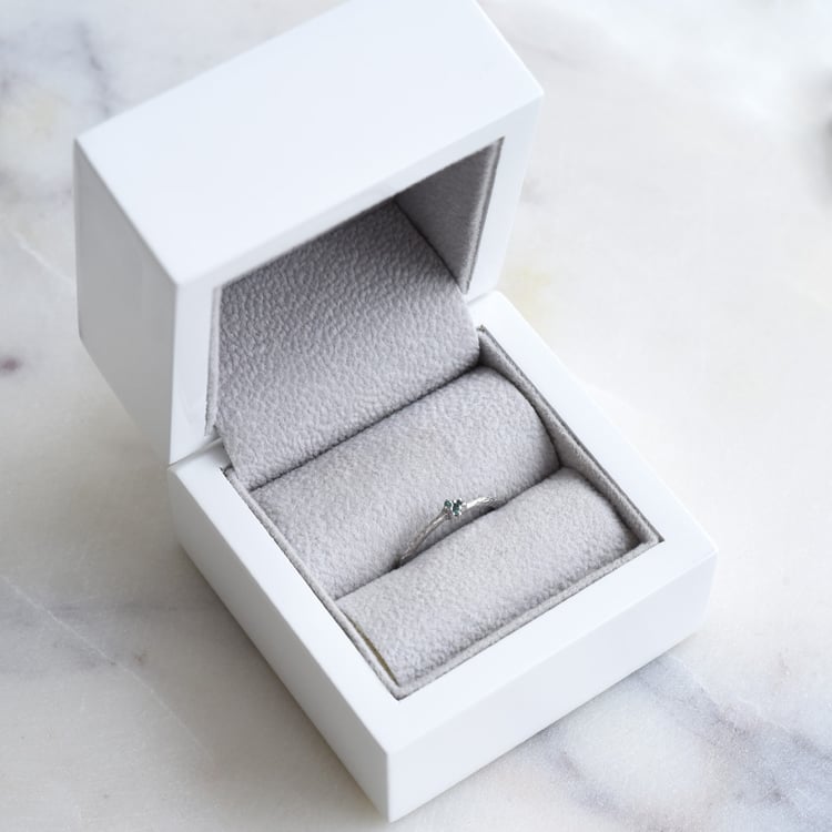 Strieborný prsteň s modrými diamantmi 86104