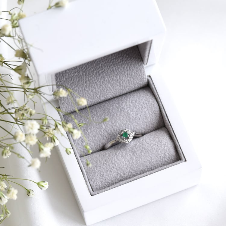 Zlatý prsteň so smaragdom a diamanty 78200