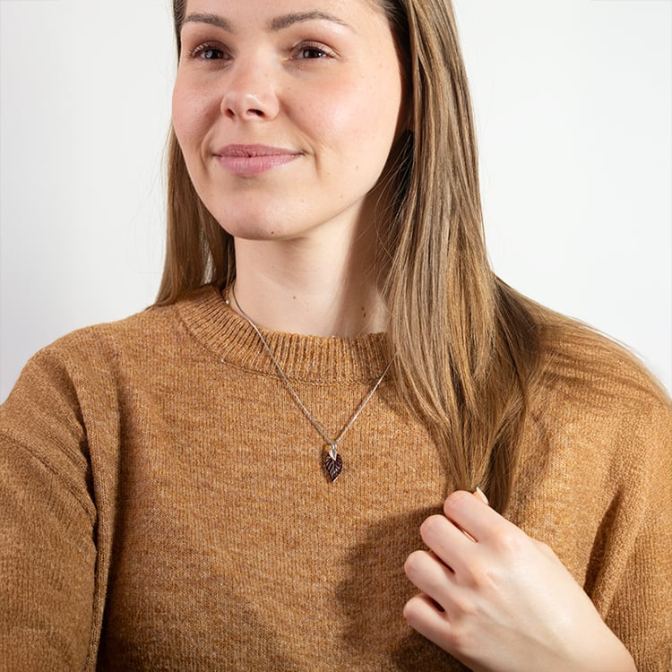 Strieborný jantárový prívesok v tvare lístka Daun 150889