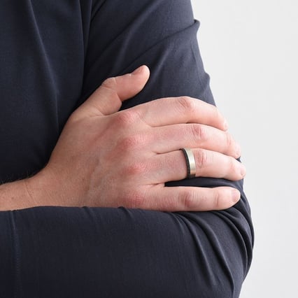 Ploché snubný prsten z karbónu a striebra Laura