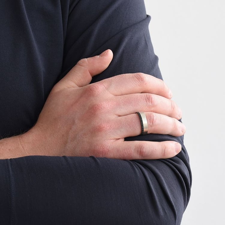 Ploché snubný prsten z karbónu a striebra Laura 165632