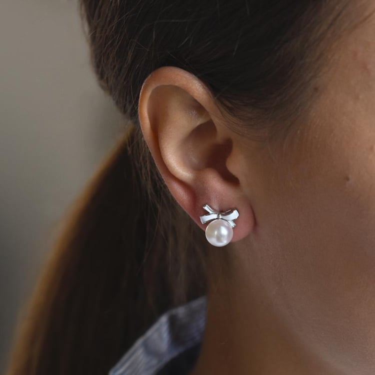 Perlové napichovacie náušnice s enamelovými mašličkami 50387