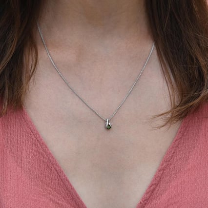 Platinový prívesok so zeleným diamantom Tressa