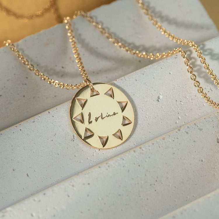 Strieborný pozlátený prívesok z kolekcie #ZaNormalniHolky s gravírom I shine 120124