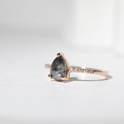 Zlatý prsteň so salt and pepper diamantom a lab-grown diamantmi Munro
