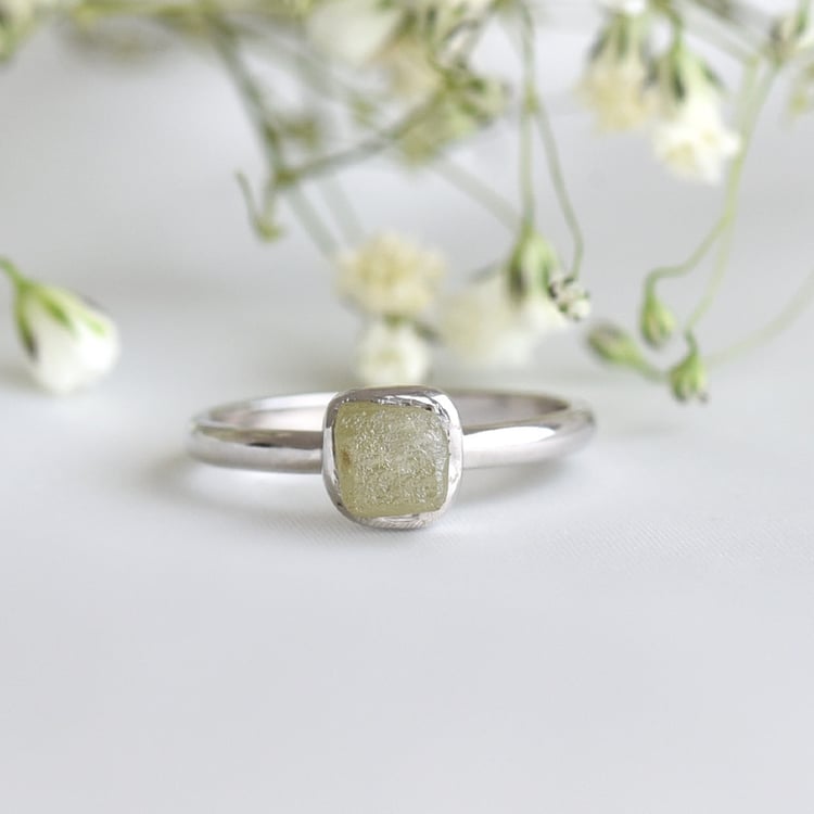 Prsteň zo zlata so žlutým surovým diamantom 78194