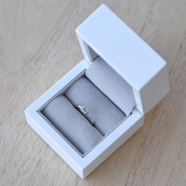 Zlatý zásnubný prsteň s emerald diamantom 100359