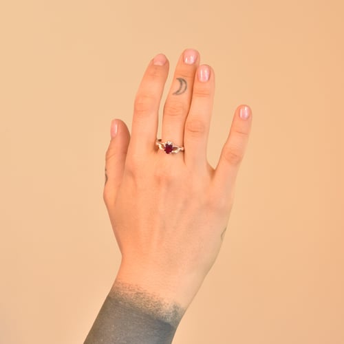 Zlatý claddagh prsteň s rubínom a diamantom Valma