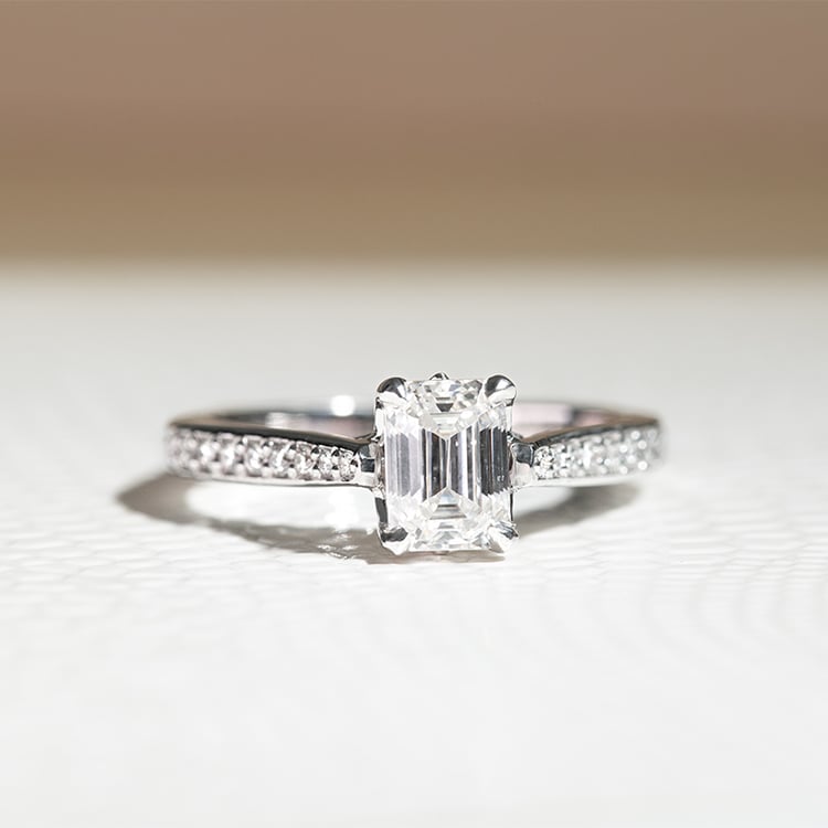 Zlatý zásnubný prsteň s emerald moissanitom Kimber 129574