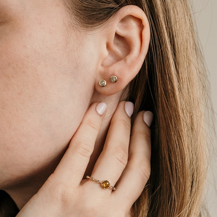 Minimalistické bezel náušnice so salt and pepper diamantmi Tofine 120173