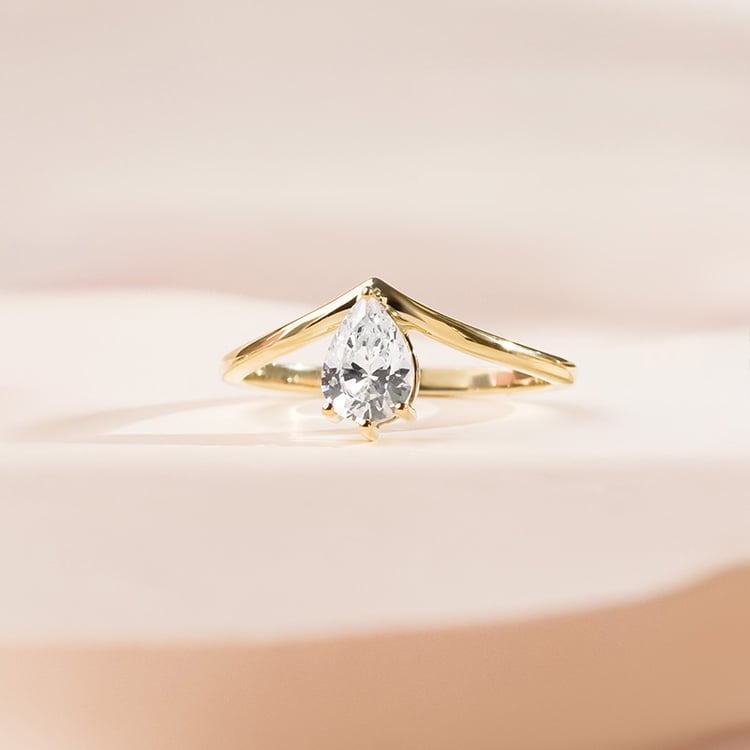Zásnubný prsteň s pear lab-grown diamantom 154878