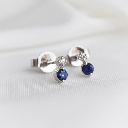 Minimalistické náušnice so zafírmi a diamantmi Coroba