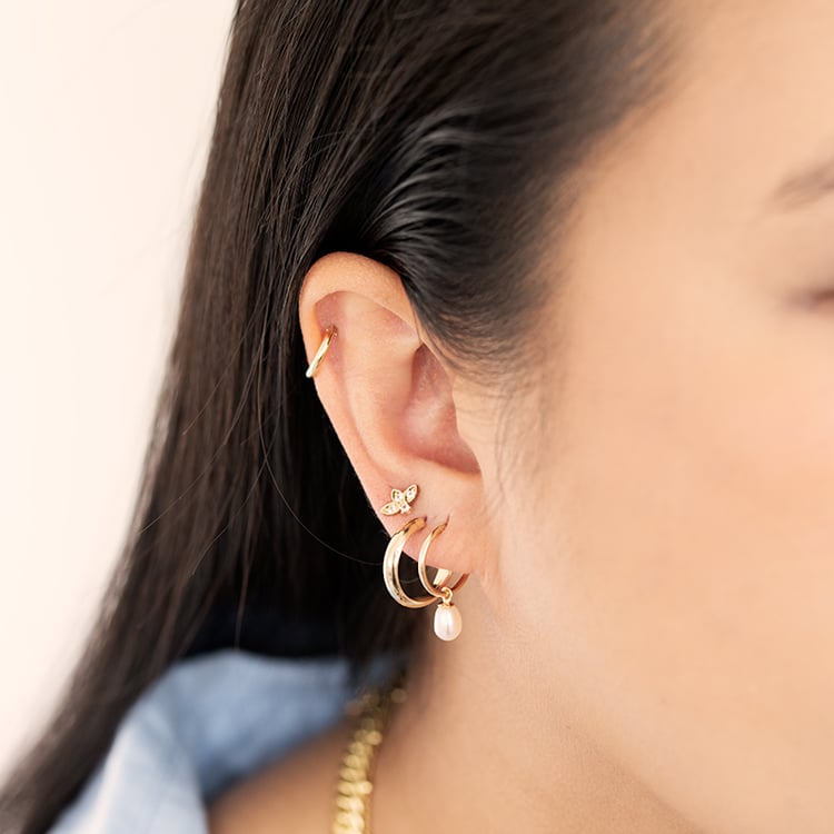 Zlaté visiace náušnice s bielymi perlami Cathy 124523