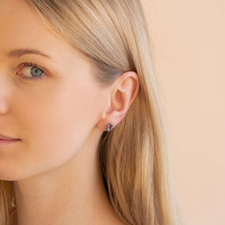 Náušnice v tvare kvetov so salt and pepper diamantmi Dina 101058