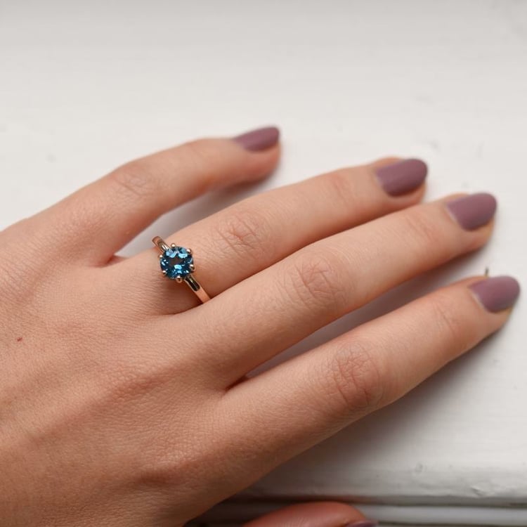 Zlatý zásnubný prsteň s londýnskym topásom 106890