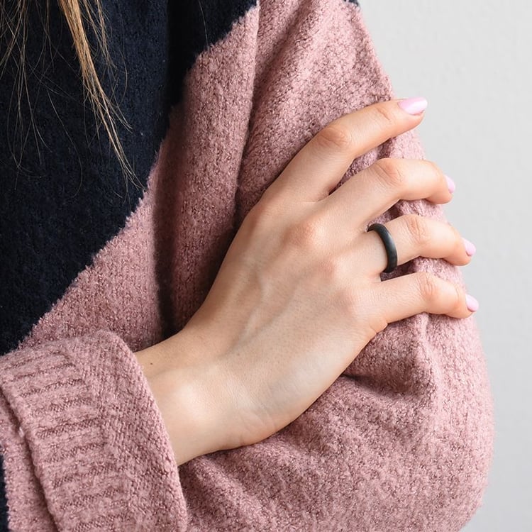 Mierne zaoblený snubný prsteň z karbónu Riem 165758