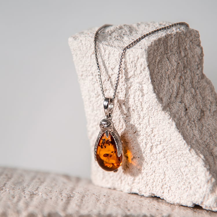 Jantárový tučniak v striebornom prívesku Pingouin 107790