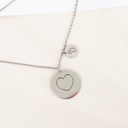 Strieborný prívesok so srdcom a gravírom písmena Teddie