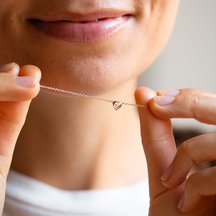 Náhrdelník s mesačným kameňom v tvare srdiečka Davila 145752