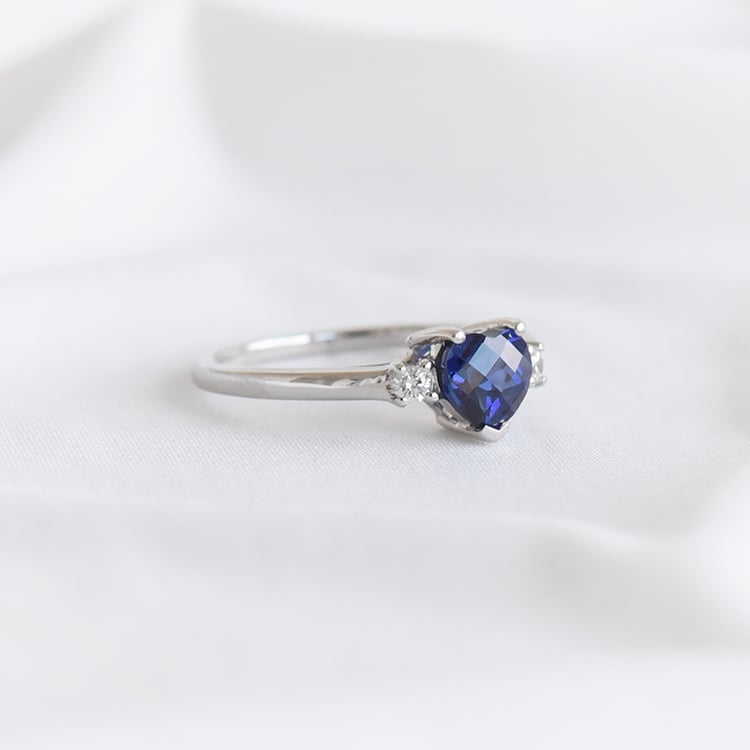 Zafírové srdce v prsteni s diamantmi 93706