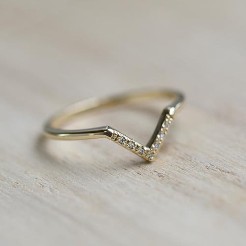 Zlatá vykrojená obrúčka s diamantmi Sandira