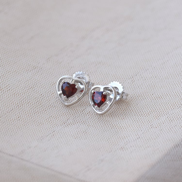 Strieborné náušnice s granátmi v srdiečku 67542